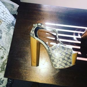 Glittered platform pumps